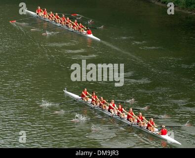 Sep 24, 2005 - Newport, Kentucky, USA - Collège et Lycée l'aviron des équipes de cinq membres partisipated dans la 12e assemblée annuelle de la 'tête' Régate lécher les courses de bateau de l'équipage, samedi, sur la rivière Licking. Ici deux équipes 8 personne approcher la ligne de départ. (Crédit Image : Â© Ken Stewart/ZUMA Press) Banque D'Images