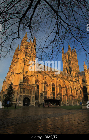 L'extérieur de la Cathédrale de Canterbury à partir de l'entrée ouest du sud au crépuscule en décembre. Banque D'Images
