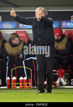 Freiburg, Allemagne. Dec 12, 2013. L'entraîneur-chef de Fribourg Christian Streich réagit au cours de l'UEFA Europa League match SC Freiburg vs FC Séville au MAGE SOLAR Stadion à Freiburg, Allemagne, 12 décembre 2013. Photo : PATRICK SEEGER/dpa/Alamy Live News Banque D'Images