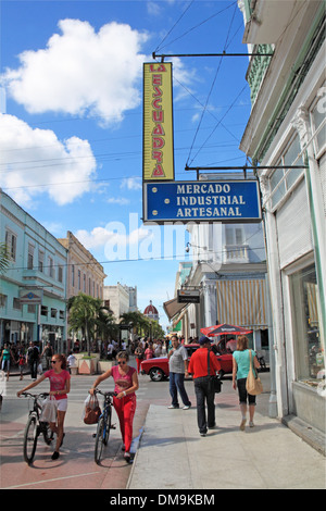 La rue (Calle 54) menant au Parque José Martí, Cienfuegos, Cienfuegos province, à Cuba, mer des Caraïbes, l'Amérique centrale Banque D'Images