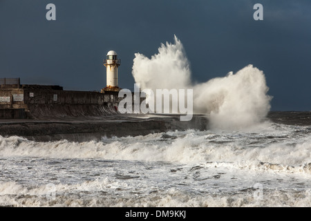 Mer forte sur le Sud de la Gare phare, Angleterre Banque D'Images