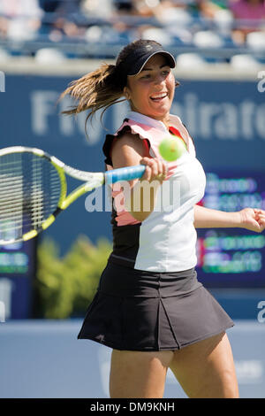 17 Août 2009 : Aravane Rezai de France renvoie un coup droit frappé à Dinara Safina de la Russie. Safina, classé numéro un mondial de la women's tennis player était bouleversée par Rezai dans trois séries de la deuxième ronde de la Coupe Rogers, (3-6, 6-2, 6-4), au Centre Rexall, Université York, Toronto. (Crédit Image : © Global/ZUMApress.com) Southcreek Banque D'Images