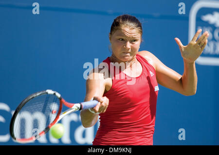 17 Août 2009 : Dinara Safina de Russie renvoie un coup droit frappé d'Aravane Rezai de France. Safina, classé numéro un mondial de la women's tennis player était bouleversée par Rezai dans trois séries de la deuxième ronde de la Coupe Rogers, (3-6, 6-2, 6-4), au Centre Rexall, Université York, Toronto. (Crédit Image : © Global/ZUMApress.com) Southcreek Banque D'Images