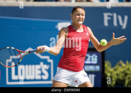 17 Août 2009 : Dinara Safina de Russie renvoie un coup droit frappé d'Aravane Rezai de France. Safina, classé numéro un mondial de la women's tennis player était bouleversée par Rezai dans trois séries de la deuxième ronde de la Coupe Rogers, (3-6, 6-2, 6-4), au Centre Rexall, Université York, Toronto. (Crédit Image : © Global/ZUMApress.com) Southcreek Banque D'Images