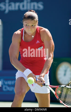 17 Août 2009 : Dinara Safina de Russie renvoie un revers frappé à Aravane Rezai de France. Safina, classé numéro un mondial de la women's tennis player était bouleversée par Rezai dans trois séries de la deuxième ronde de la Coupe Rogers, (3-6, 6-2, 6-4), au Centre Rexall, Université York, Toronto. (Crédit Image : © Global/ZUMApress.com) Southcreek Banque D'Images