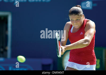 17 Août 2009 : Dinara Safina de Russie renvoie un revers frappé à Aravane Rezai de France. Safina, classé numéro un mondial de la women's tennis player était bouleversée par Rezai dans trois séries de la deuxième ronde de la Coupe Rogers, (3-6, 6-2, 6-4), au Centre Rexall, Université York, Toronto. (Crédit Image : © Global/ZUMApress.com) Southcreek Banque D'Images