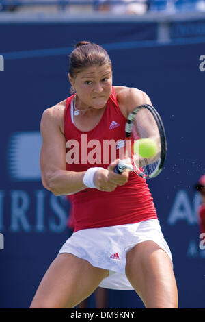 17 Août 2009 : Dinara Safina de Russie renvoie un revers frappé à Aravane Rezai de France. Safina, classé numéro un mondial de la women's tennis player était bouleversée par Rezai dans trois séries de la deuxième ronde de la Coupe Rogers, (3-6, 6-2, 6-4), au Centre Rexall, Université York, Toronto. (Crédit Image : © Global/ZUMApress.com) Southcreek Banque D'Images