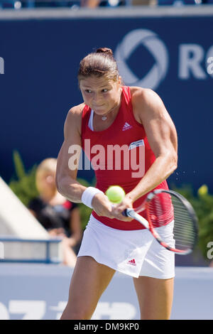 17 Août 2009 : Dinara Safina de Russie renvoie un revers frappé à Aravane Rezai de France. Safina, classé numéro un mondial de la women's tennis player était bouleversée par Rezai dans trois séries de la deuxième ronde de la Coupe Rogers, (3-6, 6-2, 6-4), au Centre Rexall, Université York, Toronto. (Crédit Image : © Global/ZUMApress.com) Southcreek Banque D'Images