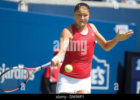 17 Août 2009 : Dinara Safina de Russie renvoie un coup droit frappé d'Aravane Rezai de France. Safina, classé numéro un mondial de la women's tennis player était bouleversée par Rezai dans trois séries de la deuxième ronde de la Coupe Rogers, (3-6, 6-2, 6-4), au Centre Rexall, Université York, Toronto. (Crédit Image : © Global/ZUMApress.com) Southcreek Banque D'Images