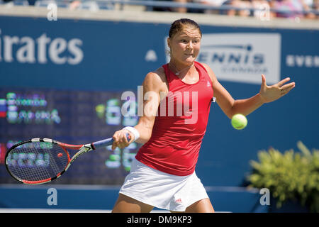 17 Août 2009 : Dinara Safina de Russie renvoie un coup droit frappé d'Aravane Rezai de France. Safina, classé numéro un mondial de la women's tennis player était bouleversée par Rezai dans trois séries de la deuxième ronde de la Coupe Rogers, (3-6, 6-2, 6-4), au Centre Rexall, Université York, Toronto. (Crédit Image : © Global/ZUMApress.com) Southcreek Banque D'Images