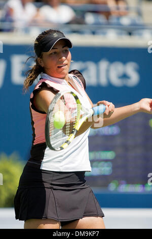 17 Août 2009 : Aravane Rezai de France renvoie un coup droit frappé à Dinara Safina de la Russie. Safina, classé numéro un mondial de la women's tennis player était bouleversée par Rezai dans trois séries de la deuxième ronde de la Coupe Rogers, (3-6, 6-2, 6-4), au Centre Rexall, Université York, Toronto. (Crédit Image : © Global/ZUMApress.com) Southcreek Banque D'Images