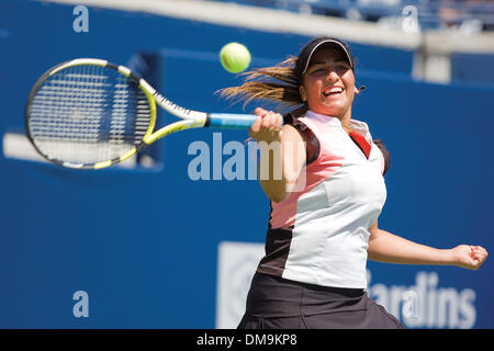 17 Août 2009 : Aravane Rezai de France renvoie un coup droit frappé à Dinara Safina de la Russie. Safina, classé numéro un mondial de la women's tennis player était bouleversée par Rezai dans trois séries de la deuxième ronde de la Coupe Rogers, (3-6, 6-2, 6-4), au Centre Rexall, Université York, Toronto. (Crédit Image : © Global/ZUMApress.com) Southcreek Banque D'Images