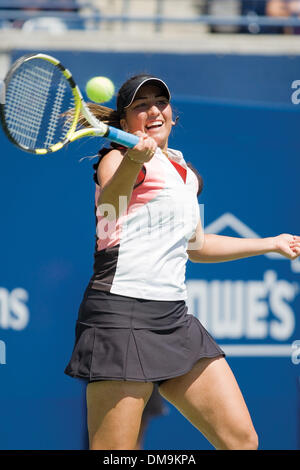 17 Août 2009 : Aravane Rezai de France renvoie un coup droit frappé à Dinara Safina de la Russie. Safina, classé numéro un mondial de la women's tennis player était bouleversée par Rezai dans trois séries de la deuxième ronde de la Coupe Rogers, (3-6, 6-2, 6-4), au Centre Rexall, Université York, Toronto. (Crédit Image : © Global/ZUMApress.com) Southcreek Banque D'Images