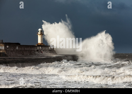 Mer forte sur le Sud de la Gare phare, Angleterre Banque D'Images