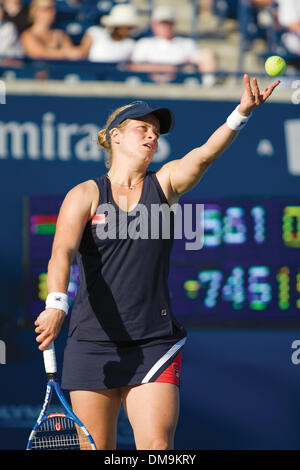 19 Août 2009 : Kim Clijsters de la Belgique se prépare à servir d'adversaire Victoria Azarenka du Bélarus , au Centre Rexall, Université York, Toronto. Azarenka a forcé une troisième série mais n'a pas perdre le match, 5-7, 6-4, 1-6. (Crédit Image : © Global/ZUMApress.com) Southcreek Banque D'Images