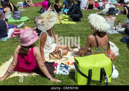 Les femmes élégantes en chapeaux À LA CHIC PICNIC DANS LES JARDINS DE DIANE 2013 PRIX DE DIANE LONGINES, hippodrome de Chantilly, OISE (60), FRANCE Banque D'Images