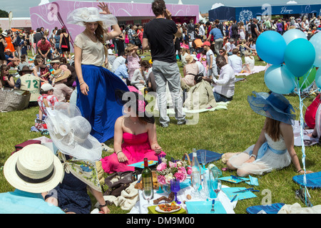 Les femmes élégantes en chapeaux À LA CHIC PICNIC DANS LES JARDINS DE DIANE 2013 PRIX DE DIANE LONGINES, hippodrome de Chantilly, OISE (60), FRANCE Banque D'Images