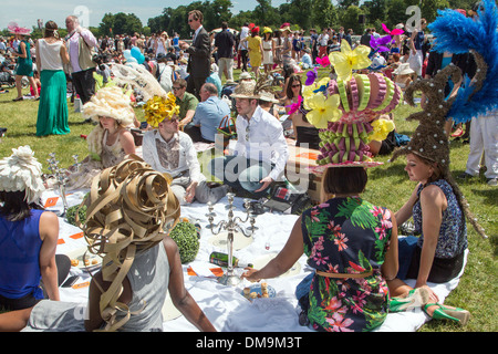 Les femmes élégantes en chapeaux À LA CHIC PICNIC DANS LES JARDINS DE DIANE 2013 PRIX DE DIANE LONGINES, hippodrome de Chantilly, OISE (60), FRANCE Banque D'Images