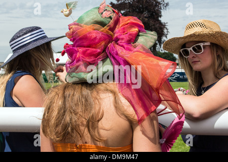 Les femmes élégantes en chapeaux À L 2013 PRIX DE DIANE LONGINES, hippodrome de Chantilly, OISE (60), FRANCE Banque D'Images