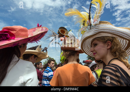 Les femmes élégantes en chapeaux À L 2013 PRIX DE DIANE LONGINES, hippodrome de Chantilly, OISE (60), FRANCE Banque D'Images