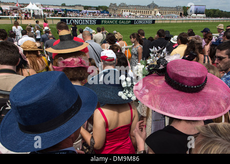 Les femmes élégantes en chapeaux À L 2013 PRIX DE DIANE LONGINES, hippodrome de Chantilly, OISE (60), FRANCE Banque D'Images