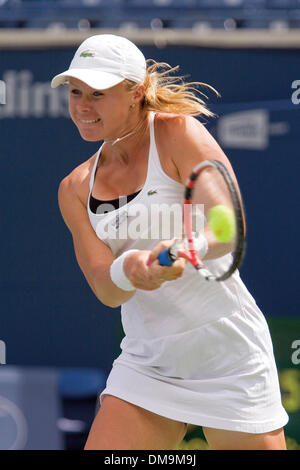 21 Août 2009 : Vera Dushevina frappe un revers retour à ses opposants Cara Black et Liezel Huber dans le quart de finale en double. Black et Huber a gagné 6-4, 7-6, lors de la Coupe Rogers, le Centre Rexall, à Toronto. (Crédit Image : © Global/ZUMApress.com) Southcreek Banque D'Images