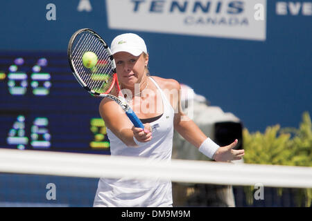 21 Août 2009 : Vera Dushevina frappe un coup droit retour à ses opposants Cara Black et Liezel Huber dans le quart de finale en double. Black et Huber a gagné 6-4, 7-6, lors de la Coupe Rogers, le Centre Rexall, à Toronto. (Crédit Image : © Global/ZUMApress.com) Southcreek Banque D'Images