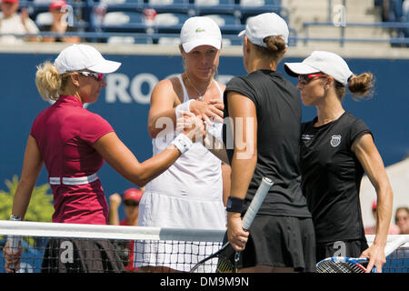 21 Août 2009 : Vera Dushevina frappe un coup droit retour à ses opposants Cara Black et Liezel Huber dans le quart de finale en double. Black et Huber a gagné 6-4, 7-6, lors de la Coupe Rogers, le Centre Rexall, à Toronto. (Crédit Image : © Global/ZUMApress.com) Southcreek Banque D'Images