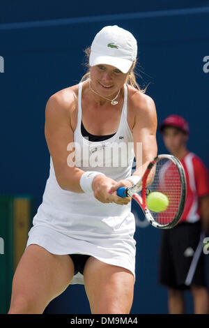 21 Août 2009 : Vera Dushevina frappe un revers retour à ses opposants Cara Black et Liezel Huber dans le quart de finale en double. Black et Huber a gagné 6-4, 7-6, lors de la Coupe Rogers, le Centre Rexall, à Toronto. (Crédit Image : © Global/ZUMApress.com) Southcreek Banque D'Images