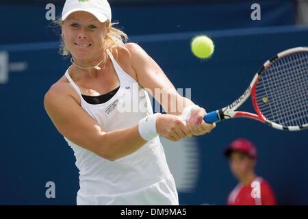 21 Août 2009 : Vera Dushevina frappe un revers retour à ses opposants Cara Black et Liezel Huber dans le quart de finale en double. Black et Huber a gagné 6-4, 7-6, lors de la Coupe Rogers, le Centre Rexall, à Toronto. (Crédit Image : © Global/ZUMApress.com) Southcreek Banque D'Images