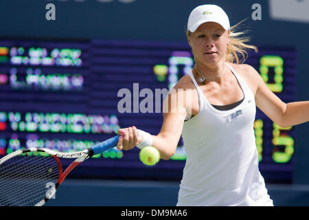 21 Août 2009 : Vera Dushevina frappe un coup droit retour à ses opposants Cara Black et Liezel Huber dans le quart de finale en double. Black et Huber a gagné 6-4, 7-6, lors de la Coupe Rogers, le Centre Rexall, à Toronto. (Crédit Image : © Global/ZUMApress.com) Southcreek Banque D'Images