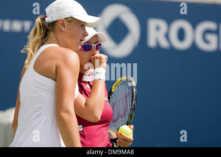 21 Août 2009 : Vera Dushevina (à gauche) et Anastasia Rodionova des stratégies de leur prochaine jouer contre des adversaires Cara Black et Liezel Huber dans le quart de finale en double. Black et Huber a gagné 6-4, 7-6, lors de la Coupe Rogers, le Centre Rexall, à Toronto. (Crédit Image : © Global/ZUMApress.com) Southcreek Banque D'Images