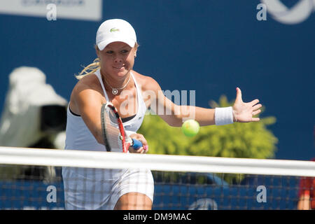 21 Août 2009 : Vera Dushevina frappe un coup droit retour à ses opposants Cara Black et Liezel Huber dans le quart de finale en double. Black et Huber a gagné 6-4, 7-6, lors de la Coupe Rogers, le Centre Rexall, à Toronto. (Crédit Image : © Global/ZUMApress.com) Southcreek Banque D'Images