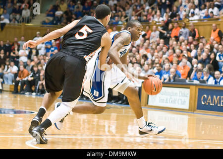 04 novembre 2009 - Durham, Caroline du Nord, États-Unis - 3 novembre 2009 : Ducs # 2 Nolan Smith durs pour le panier..Le Duke Blue Devils vaincre les Oilers Findlay 84 -48 dans une exposition jeu. Kyle Licence avait 20 points comme Duc termine c'est l'avant-saison.. Crédit obligatoire:Mark Abbott / Southcreek Global (Image Crédit : © Mark Abbott Global/ZUMApress.com)/Southcreek Banque D'Images