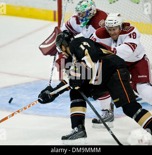 Sep 16, 2009 - Anaheim, Californie, États-Unis - le défenseur des Coyotes de Phoenix, SAMI LEPISTO, droit lui enfonce d'Anaheim JOFFREY LUPUL, aile droite avant-saison de hockey. (Crédit : © Mark Avery/ZUMA Press) Banque D'Images