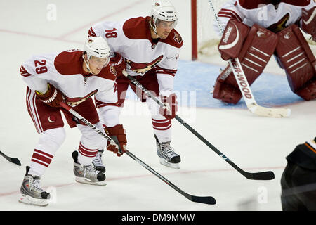 Sep 16, 2009 - Anaheim, Californie, États-Unis - Phoenix Coyotes LAURI KORPIKOSKI aile gauche, gauche, et le défenseur SAMI LEPISTO, à Anaheim, l'avant-saison de hockey. (Crédit : © Mark Avery/ZUMA Press) Banque D'Images