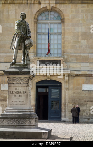 Entrée principale de l'OBSERVATOIRE DE PARIS AVEC LA STATUE PAR LE VERRIER, 14ème arrondissement, PARIS, FRANCE Banque D'Images