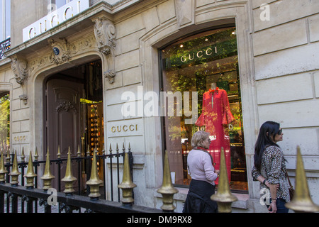 Les FEMMES EN FACE DE LA FEN TRE D UNE BOUTIQUE