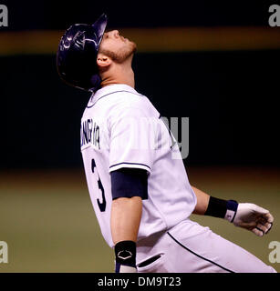 DIRK SHADD | fois.SP 311145   05 SHAD RAYONS (09/01/2009 ST. PETERSBURG) Rays de Tampa Bay Evan Longoria réagit après la mise à la terre à l'aide d'un homme sur la base pour mettre fin à la troisième manche contre les Red Sox de Boston au Tropicana Field à Saint-pétersbourg mardi soir (09/01/2009). [DIRK SHADD, fois] (crédit Image : © St. Petersburg Times/ZUMA Press) Banque D'Images