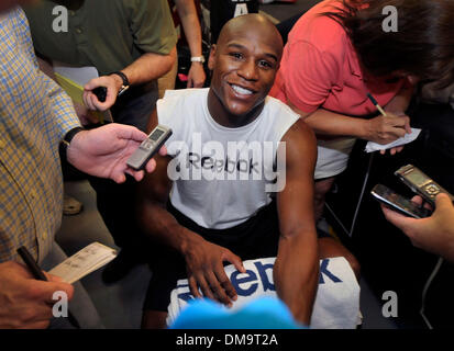 02 septembre 2009 - Las Vegas, Nevada, USA - Boxer Floyd Mayweather 'argent' parle aux médias au cours de sa journée des médias à ses installations d'entraînement de Las Vegas. Mayweather défendra son dossier invaincue lors de ses batailles Juan Manuel "inamita' Marques sur Septembre 19, 2009 à Las Vegas. (Crédit Image : © David Becker/ZUMA Press) Banque D'Images