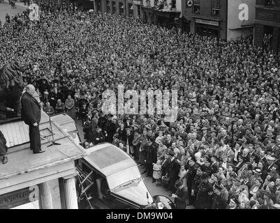 25 juin 1945 - High Wycombe, England, Royaume-Uni - SIR WINSTON CHURCHILL (1874-1965) était un homme politique britannique et homme d'État qui a été Premier Ministre du Royaume-Uni. Sur la photo : Churchill prononce un discours lors de sa campagne sur le balcon de l'hôtel Red Lion. (Crédit Image : © Keystone Photos USA) Banque D'Images