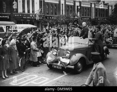 26 juin 1945 - Manchester, Angleterre, Royaume-Uni - Le Premier ministre sir Winston Churchill lors de sa campagne électorale d'. Sur la photo : Churchill reconnaît la foule avec une vague de son chapeau. (Crédit Image : © Keystone Photos USA) Banque D'Images