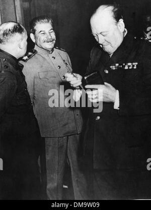 1 juin 1953 - Lieu inconnu - SIR WINSTON CHURCHILL (1874-1965) était un homme politique britannique et homme d'État qui a été Premier Ministre du Royaume-Uni. Sur la photo : Churchill parle avec Joseph Staline. (Crédit Image : © Keystone Photos USA) Banque D'Images