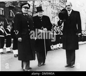 Mar. 16, 1953 - Londres, Angleterre, Royaume-Uni - maréchal Josip Tito a voyagé le long de la rivière Thames à partir de Greenwich à Westminster où il a été accueilli par le duc d'Édimbourg et le Premier Ministre, Sir Winston Churchill. Sur la photo : Josip Tito accueilli par Winston Churchill et Anthony Eden. (Crédit Image : © Keystone Photos USA) Banque D'Images