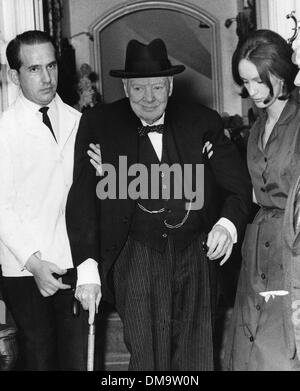 Juillet 27, 1964 - Londres, Angleterre, Royaume-Uni - Le Premier ministre SIR WINSTON CHURCHILL Père de la Chambre des communes rend visite à la Chambre une dernière fois, après 64 ans au Parlement. Il est connu comme le plus grand homme sur terre. Sur la photo : Churchill est aidé dans sa maison à Hyde Park sur son chemin au Parlement. (Crédit Image : © Keystone Photos USA) Banque D'Images