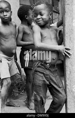 Mar 01, 1993 - Kenema, Sierra Leone - Enfants à Kenema, Sierra Leone. (Crédit Image : ©/ZUMAPRESS.com) Liasi Theodore Banque D'Images