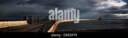 Un panorama de Roker pier et phare, Sunderland UK Banque D'Images