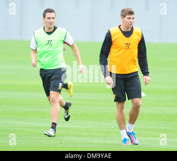 Stuart Downing et Steven Gerrard Liverpool FC l'avant train de weekend d'ouverture de la nouvelle saison de la Barclays Premier League Liverpool Banque D'Images