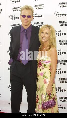 15 avril 2002 - Hollywood, Californie, USA - CHRISTOPHER TITUS ET SA FEMME..13E ÉDITION GLAAD MEDIA AWARDS.KODAK THEATRE, à Hollywood, CA.13 avril 2002. NINA PROMMER/ 2002 K24653NP.(Image Crédit : © Globe Photos/ZUMAPRESS.com) Banque D'Images