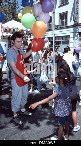 24 août 2002 - Hollywood, CA, USA - K25918MR - L.A. Parti de la MISSION POUR LES ENFANTS DE SKID ROW.MISSION DE LOS ANGELES LOS ANGELES, 08-24-02. MILAN RYBA/ 2002.Britney Spears ZACH(Image : © Crédit Photos Globe/ZUMAPRESS.com) Banque D'Images